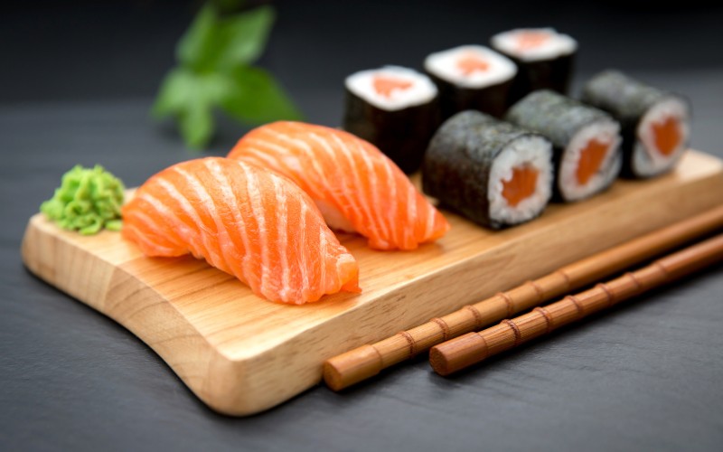 cách làm sushi cá hồi