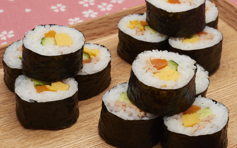 cơm sushi cuộn rong biển