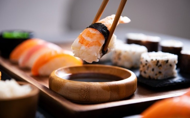 Cách ăn sushi đúng là một miếng sushi nên được ăn gọn trong một lần