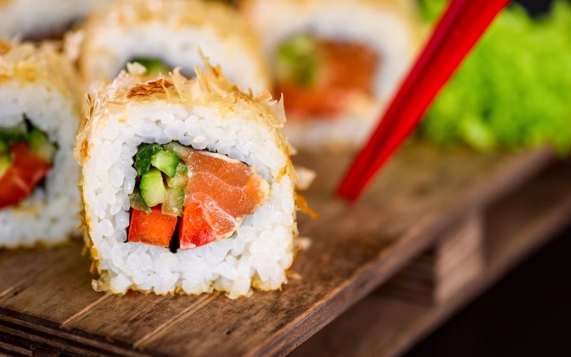 Uramaki Sushi được chế biến với phần cơm cuộn trọn trong biển và nhân bên trong