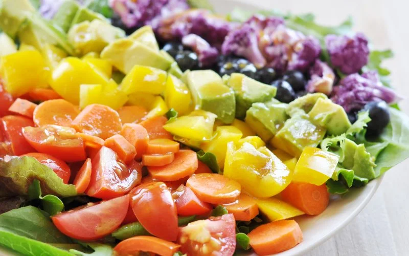 Salad ức gà sữa chua cầu vồng 